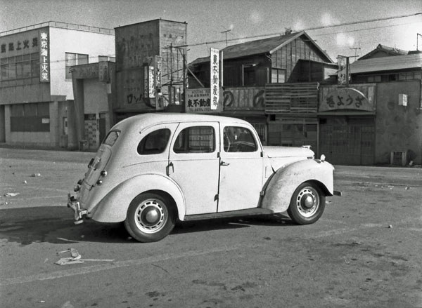 (04-2c)(153-13) 1949-53 Ford Prefect 4dr Saloon.jpg